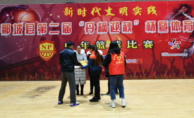 那坡县篮球协会副会长黄汉杰为女子组获奖代表队颁奖