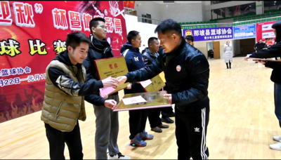 那坡县篮球协会会长程俊源为男子组获奖代表队颁奖